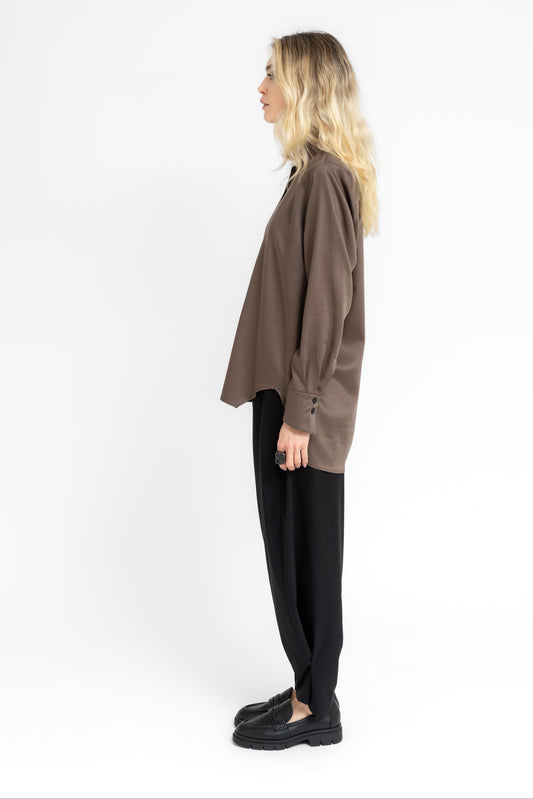 Grounded barrel style trousers adjustable at the ankle