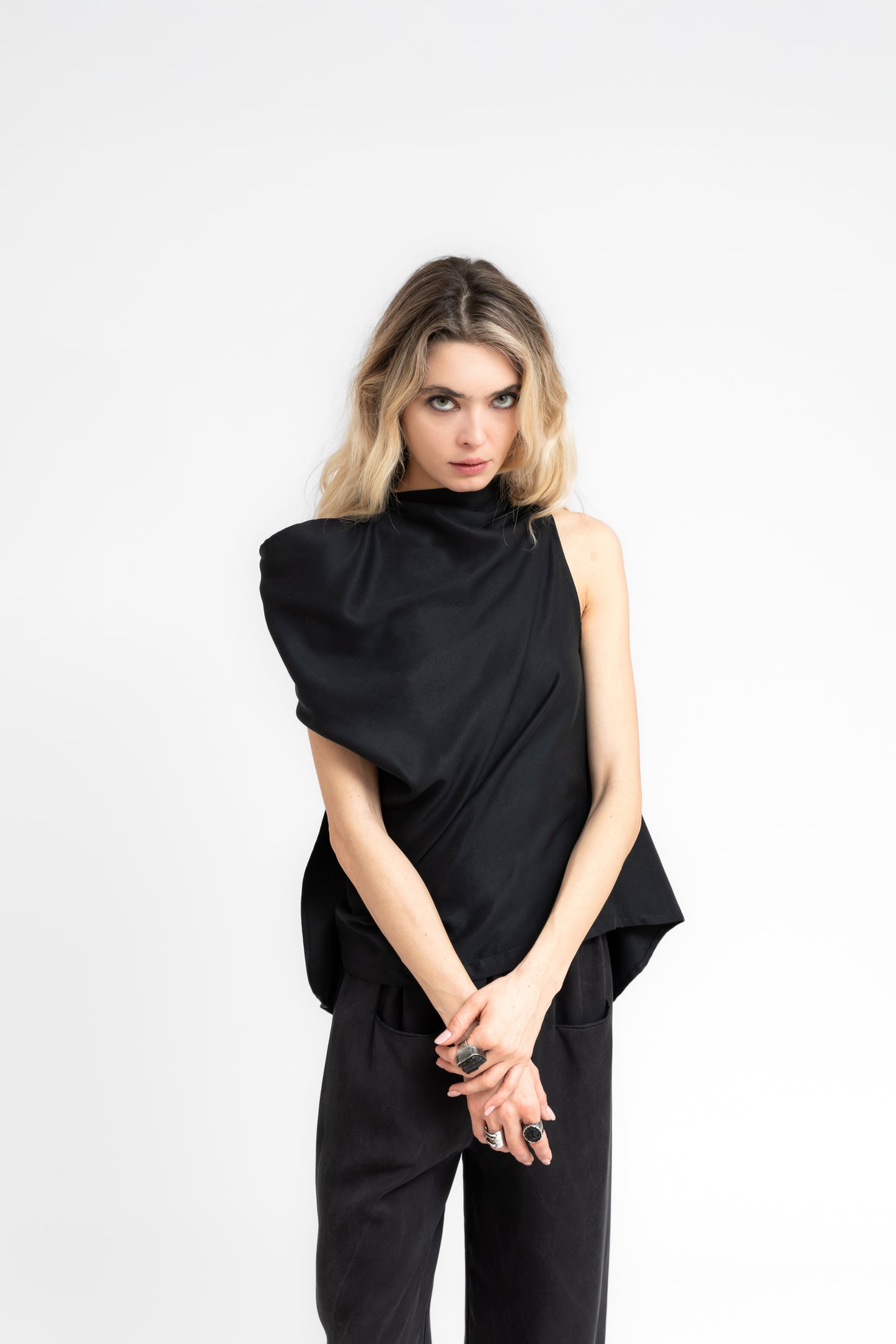 Yuragi asymmetric reversible top