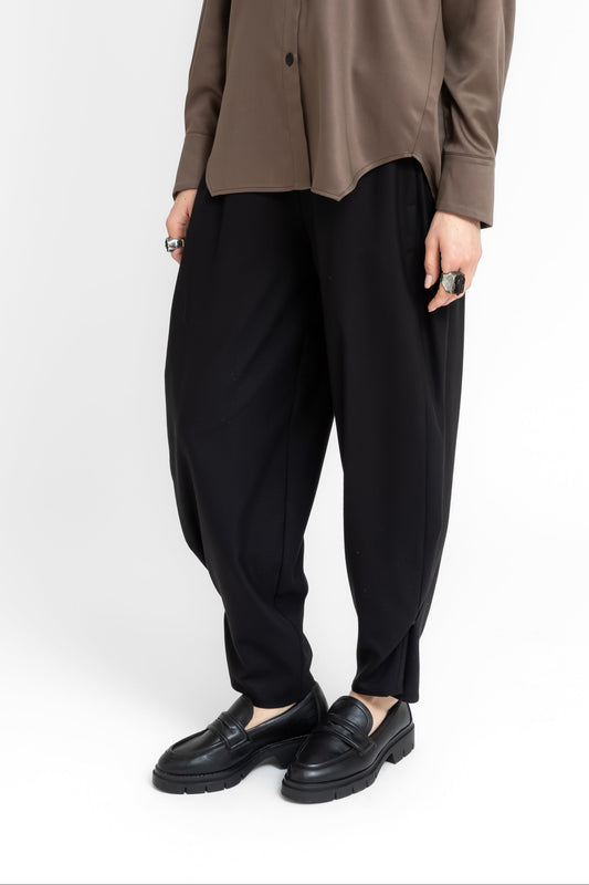 Grounded barrel style trousers adjustable at the ankle
