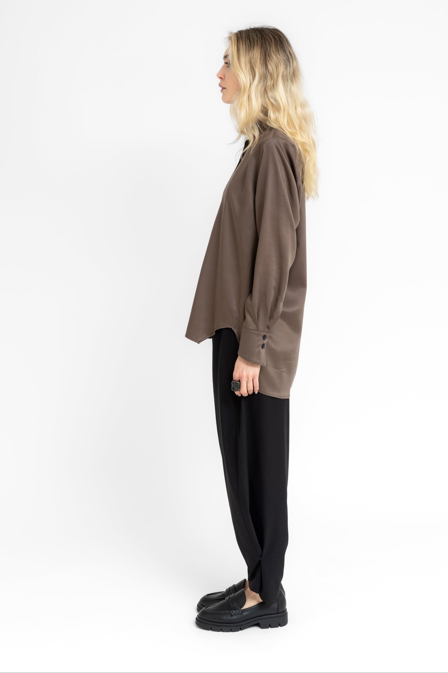 Grounded barrel style trousers adjustable at the ankle