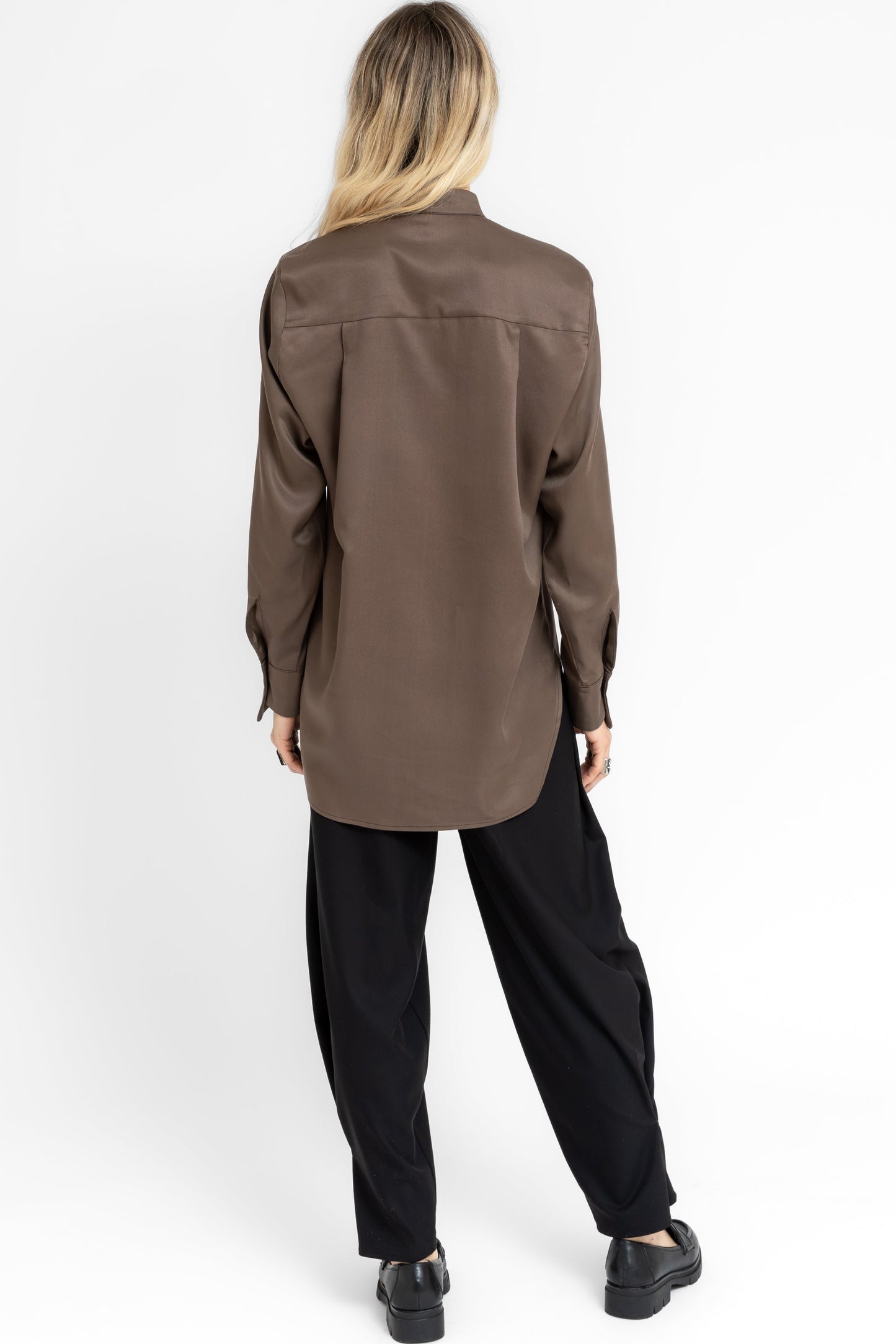 Grounded barrel style trousers adjustable at the ankle