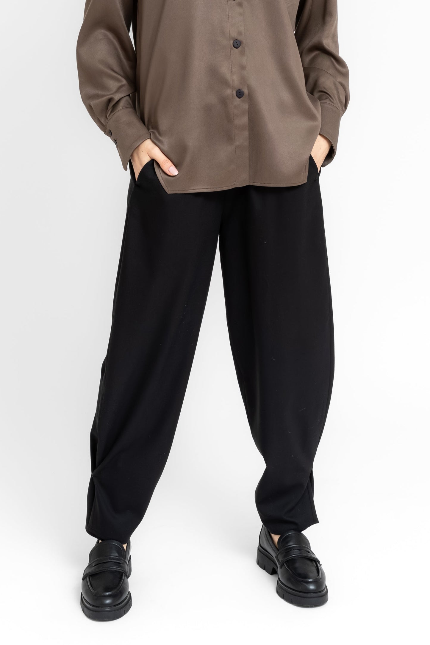Grounded barrel style trousers adjustable at the ankle