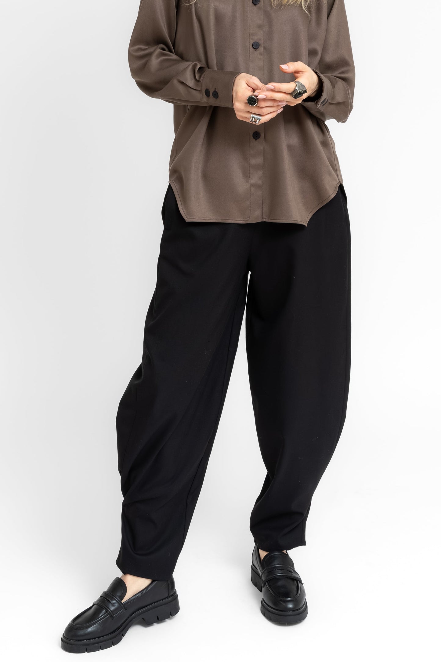 Grounded barrel style trousers adjustable at the ankle