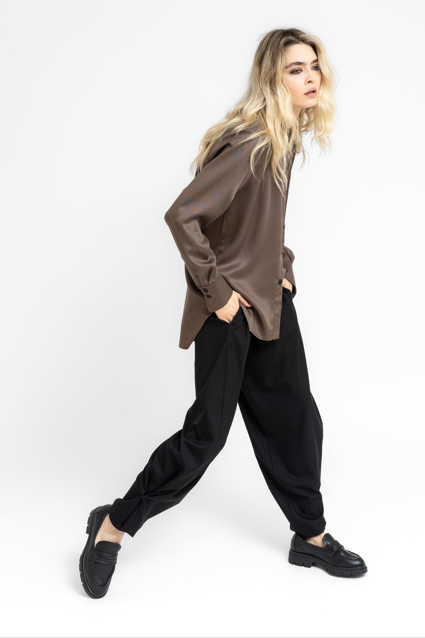 Grounded barrel style trousers adjustable at the ankle