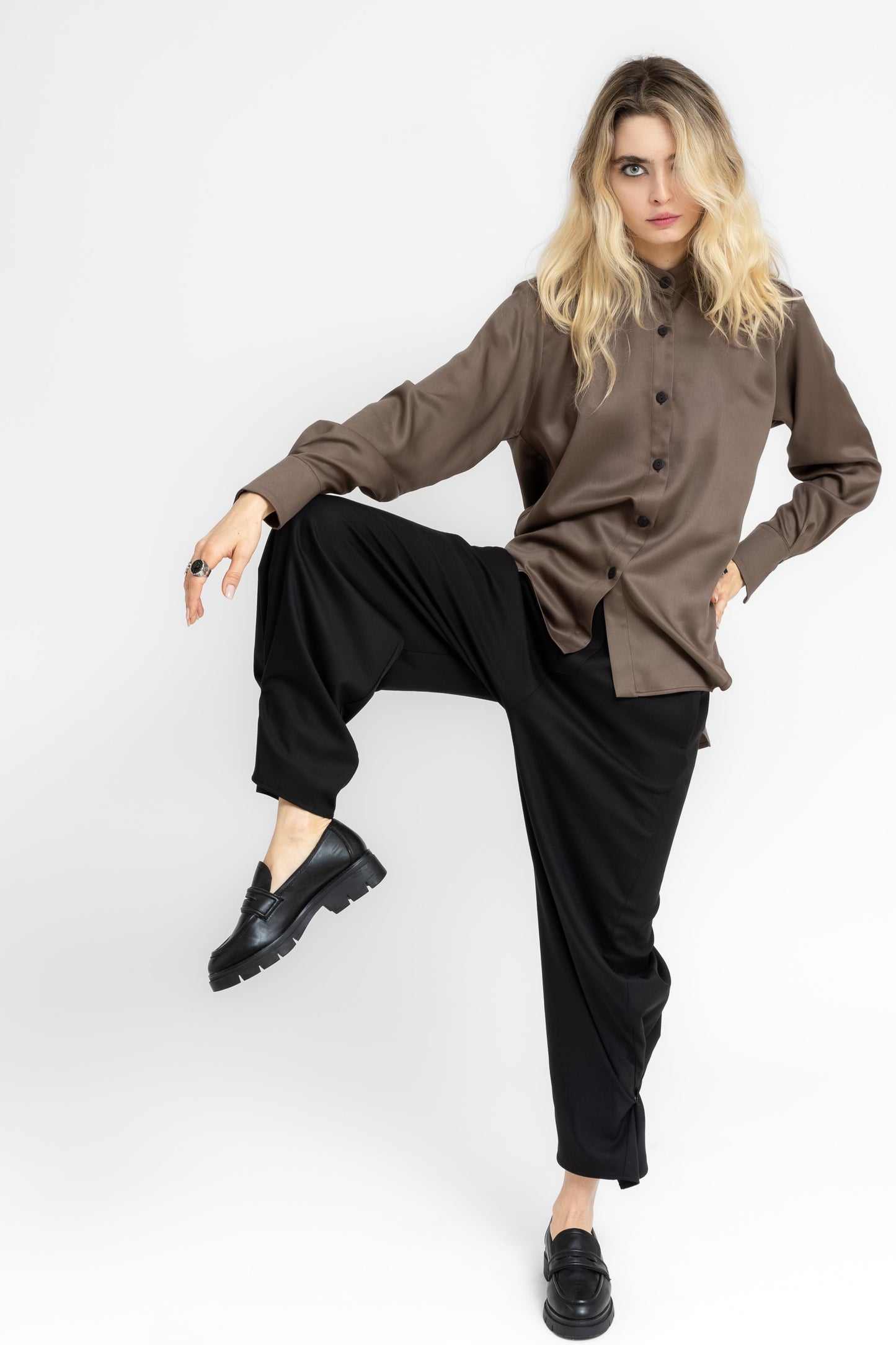Grounded barrel style trousers adjustable at the ankle