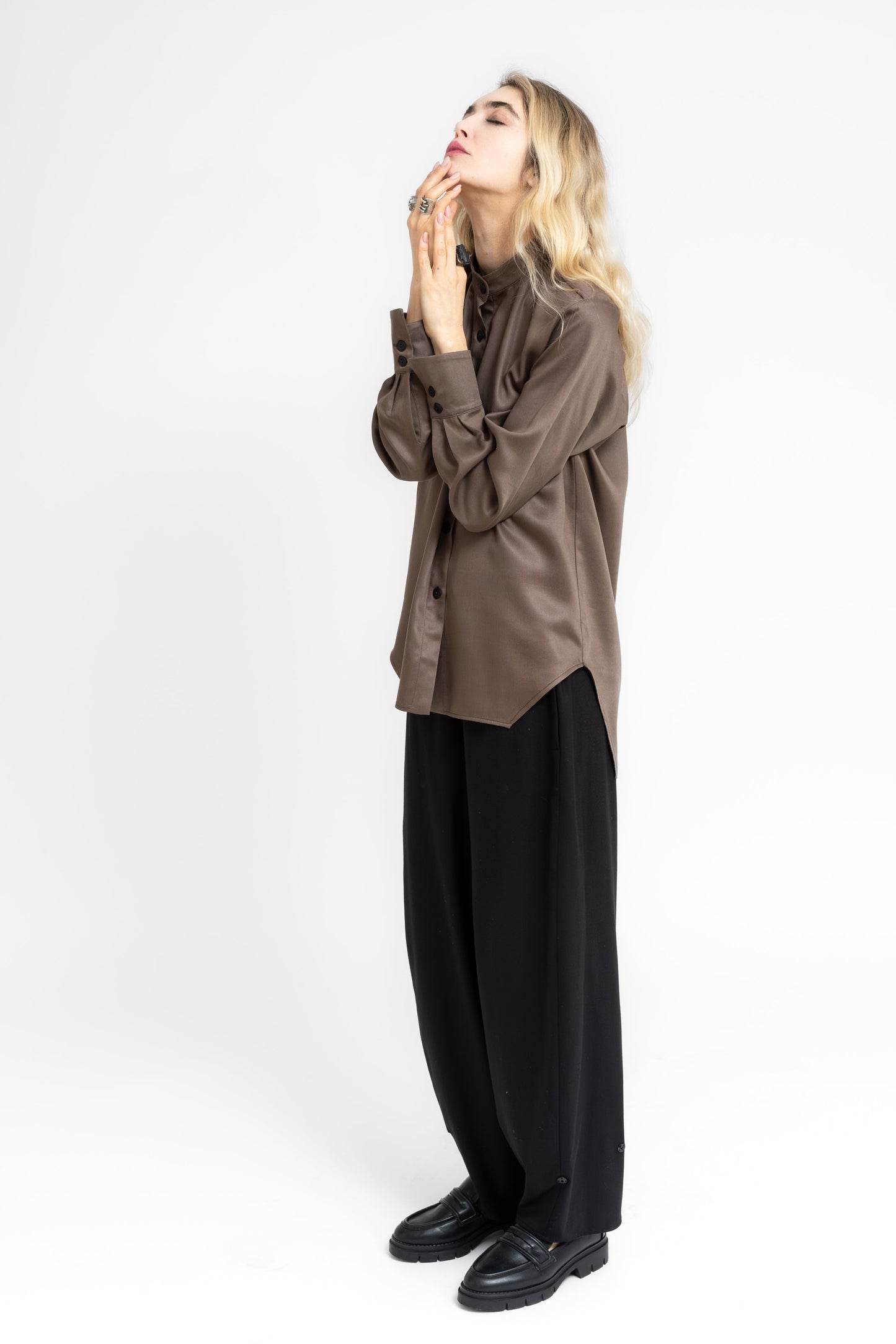 Grounded barrel style trousers adjustable at the ankle