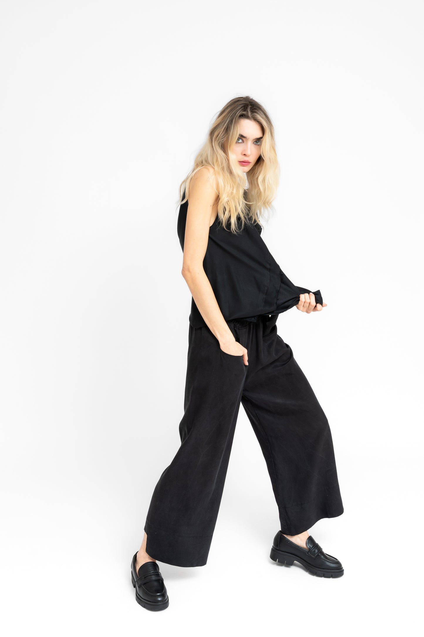 Yuragi asymmetric reversible top