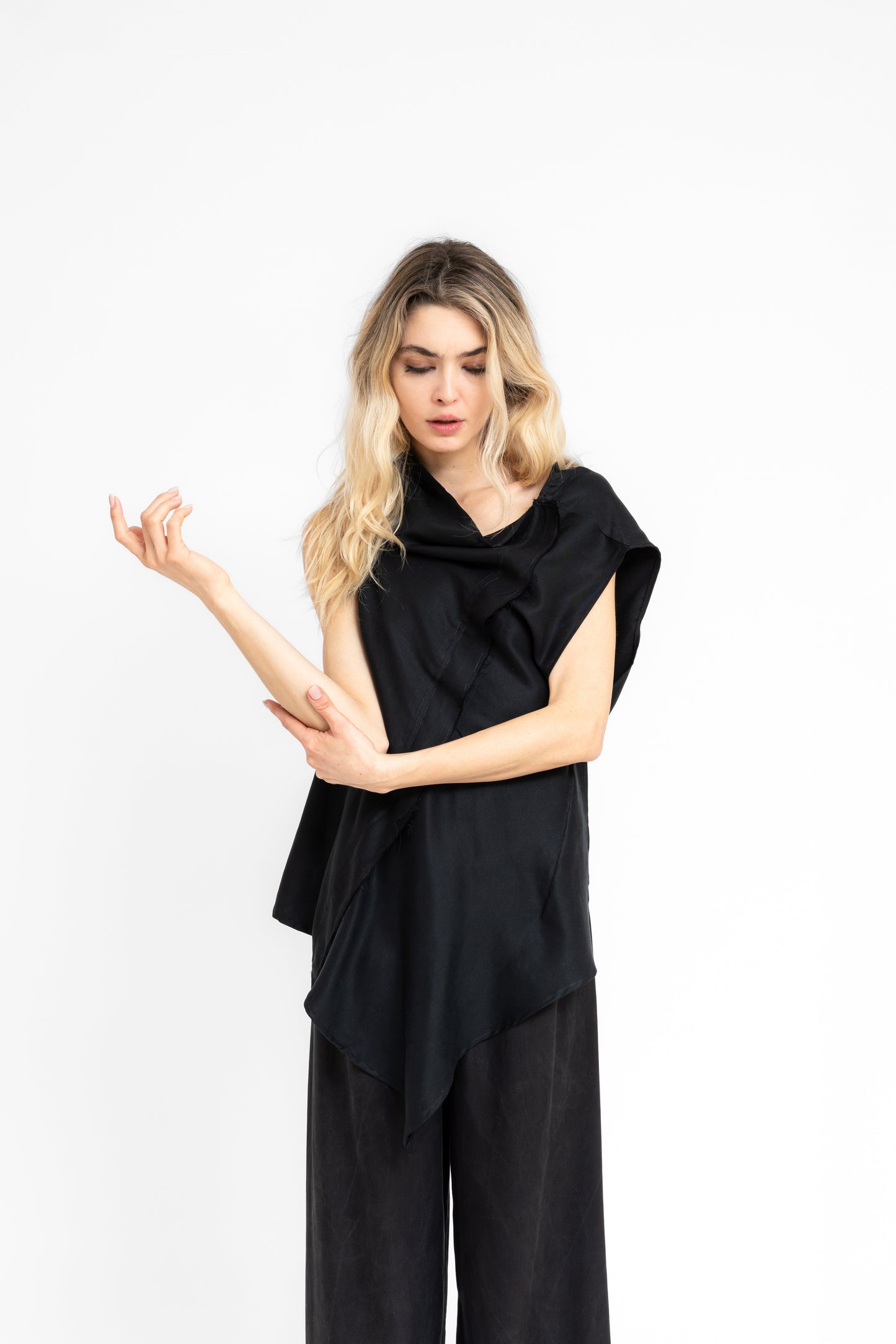 Yuragi asymmetric reversible top