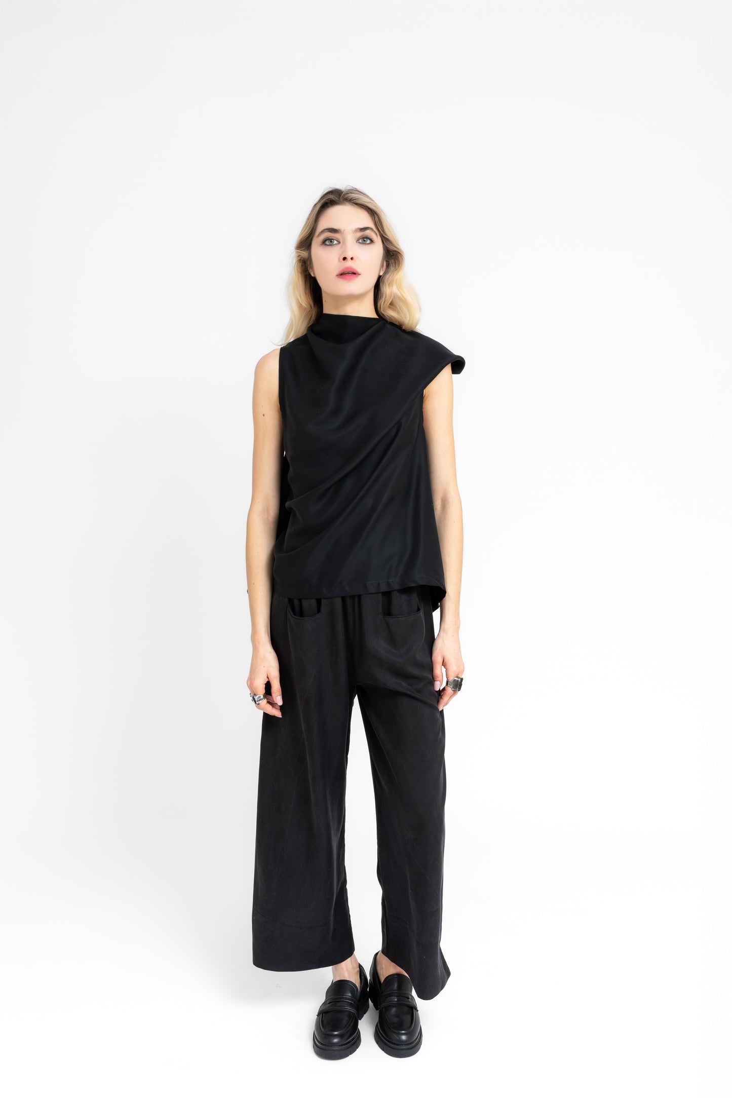 Yuragi asymmetric reversible top