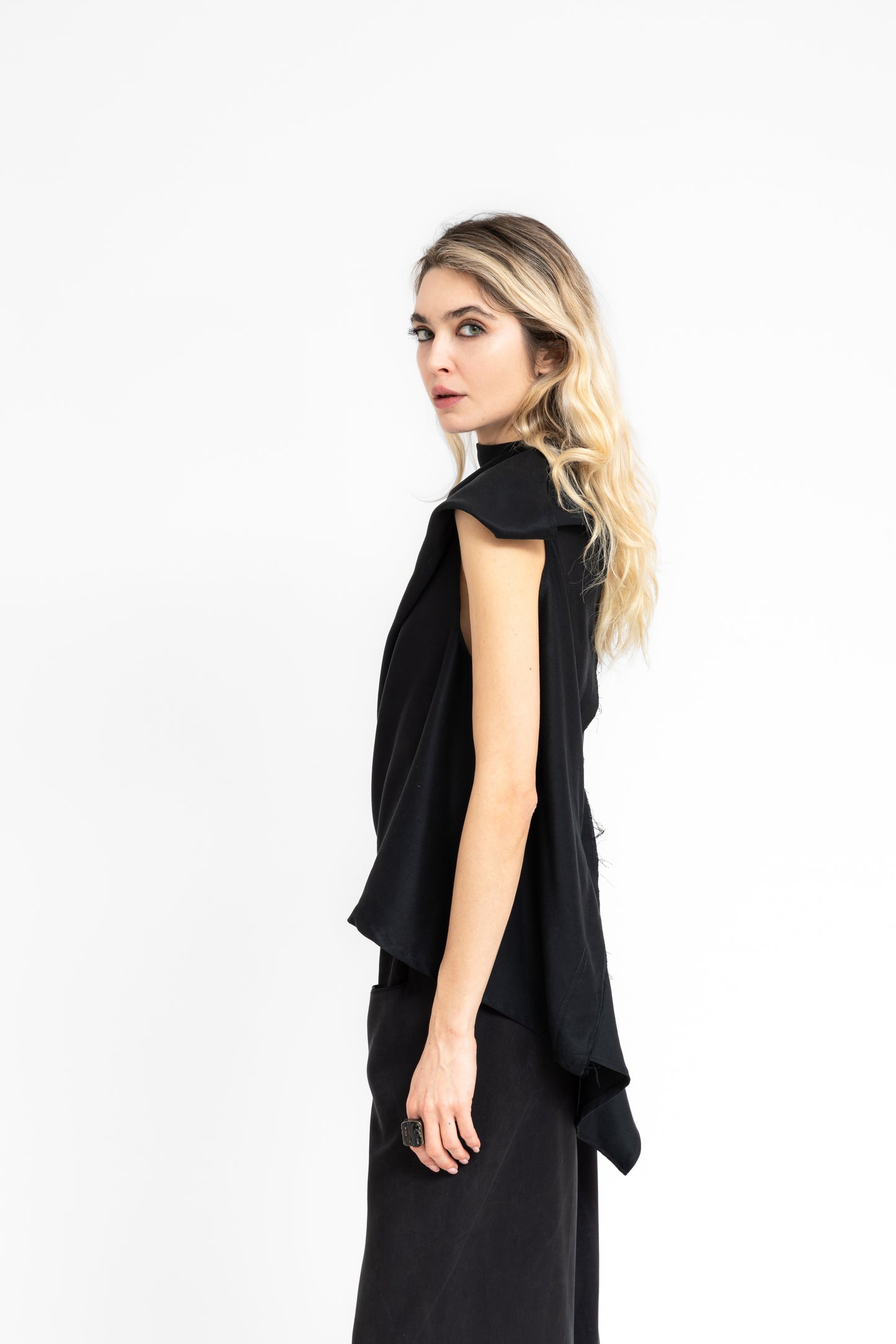 Yuragi asymmetric reversible top