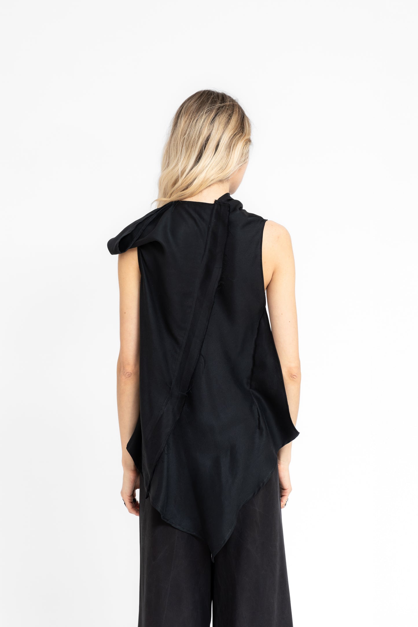 Yuragi asymmetric reversible top