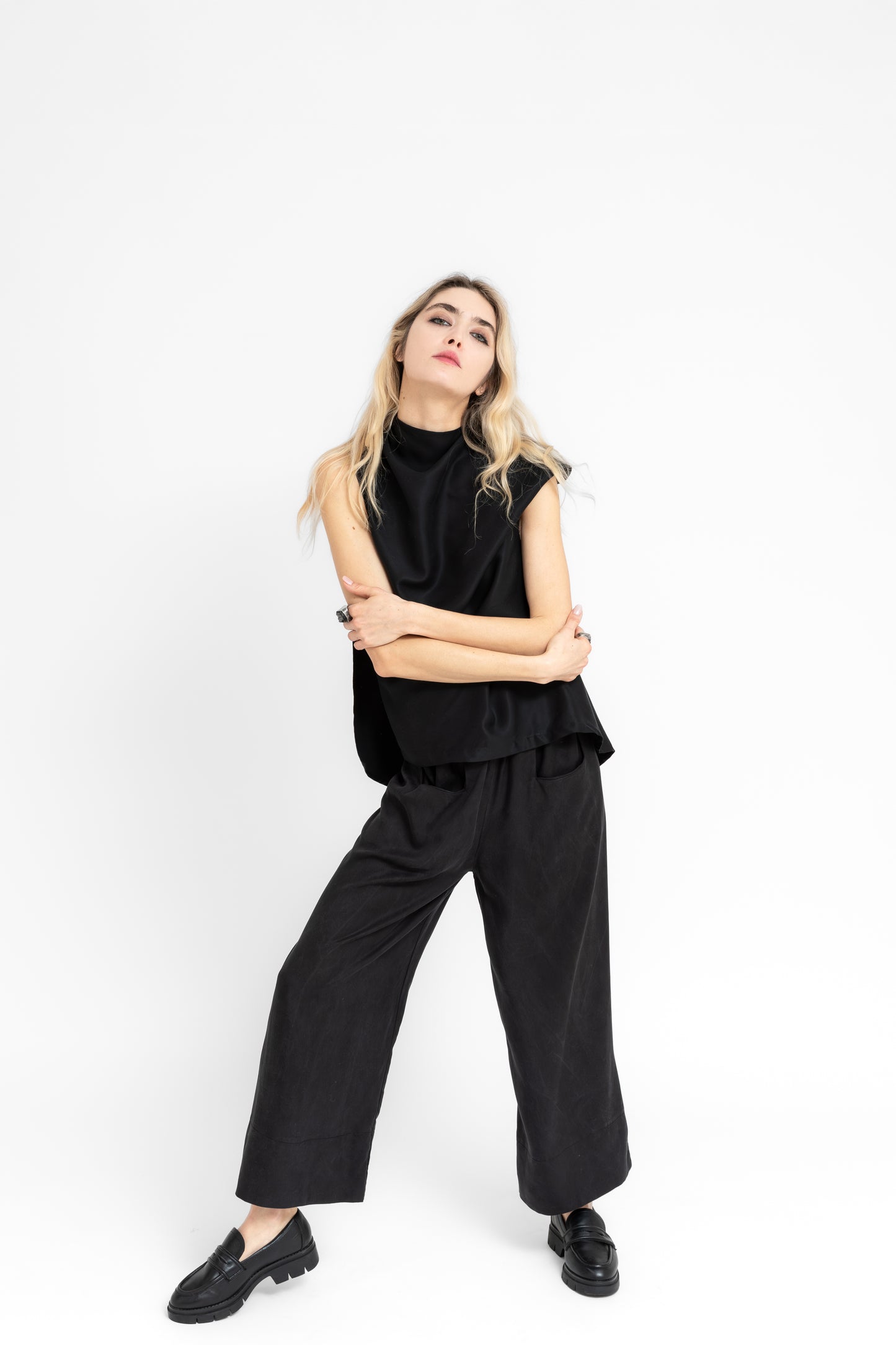 Yuragi asymmetric reversible top