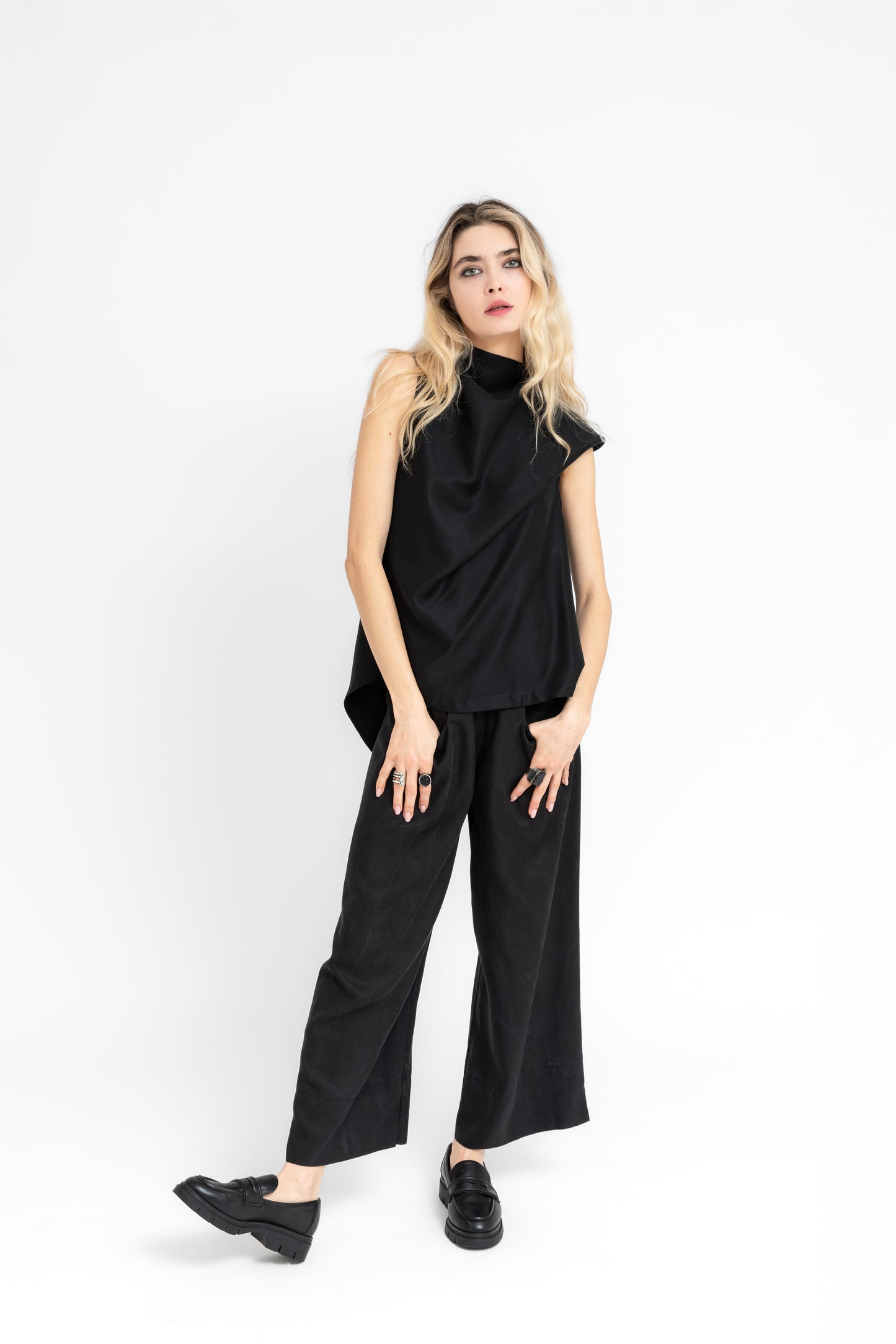 Yuragi asymmetric reversible top