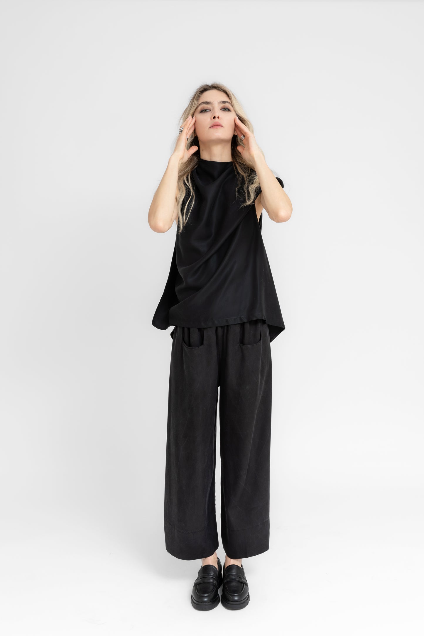 Yuragi asymmetric reversible top