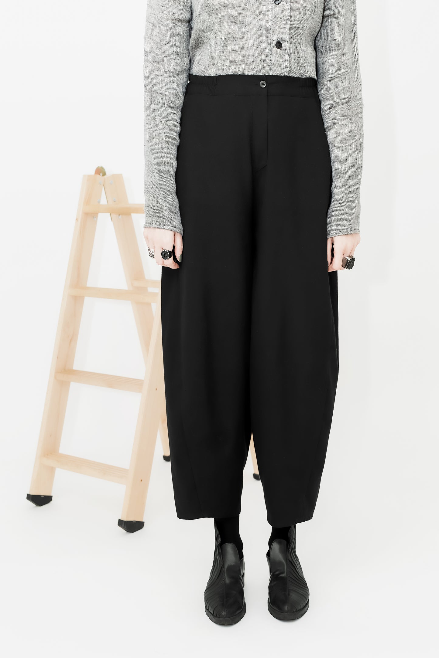Grounded barrel style trousers adjustable at the ankle