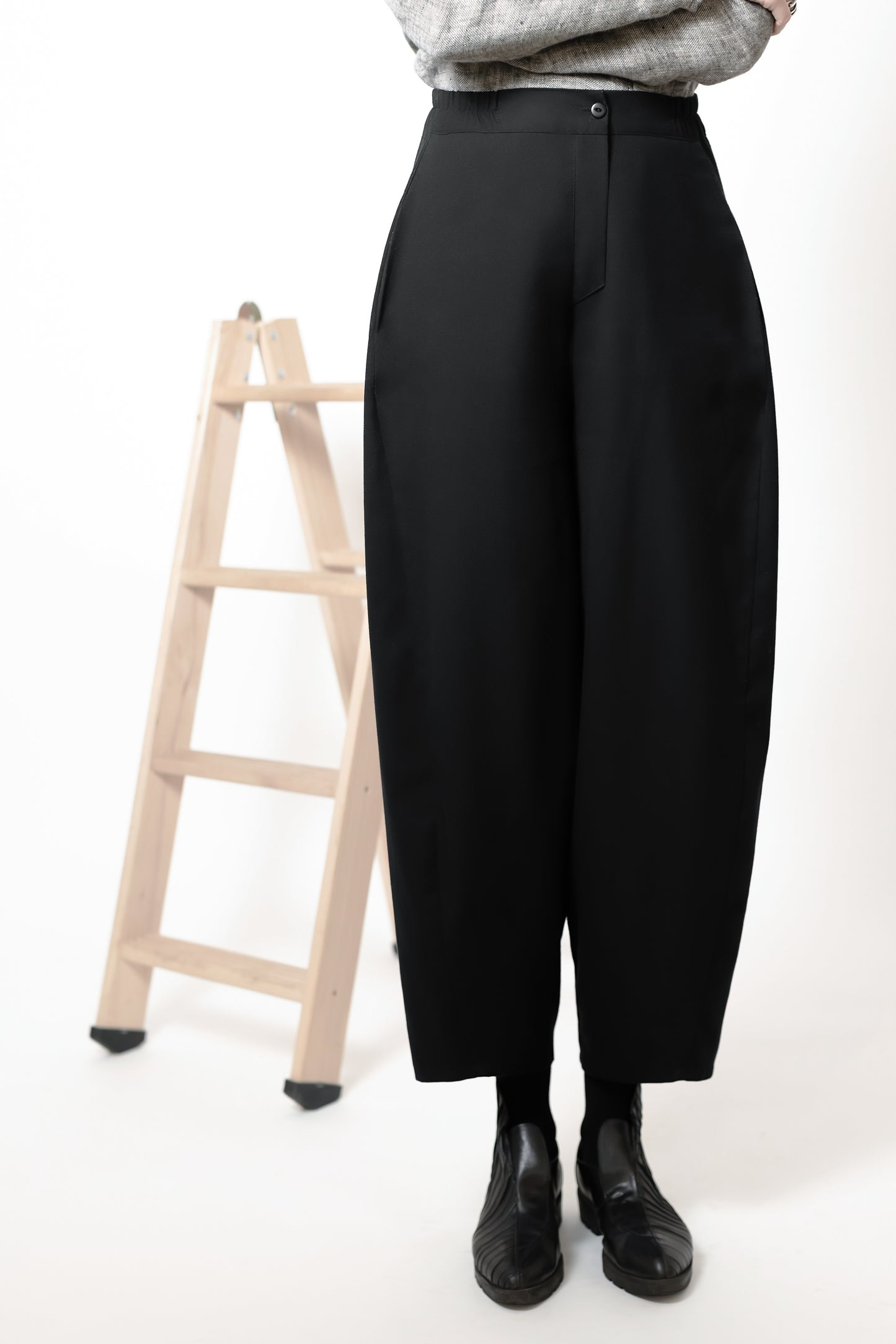 Grounded barrel style trousers adjustable at the ankle