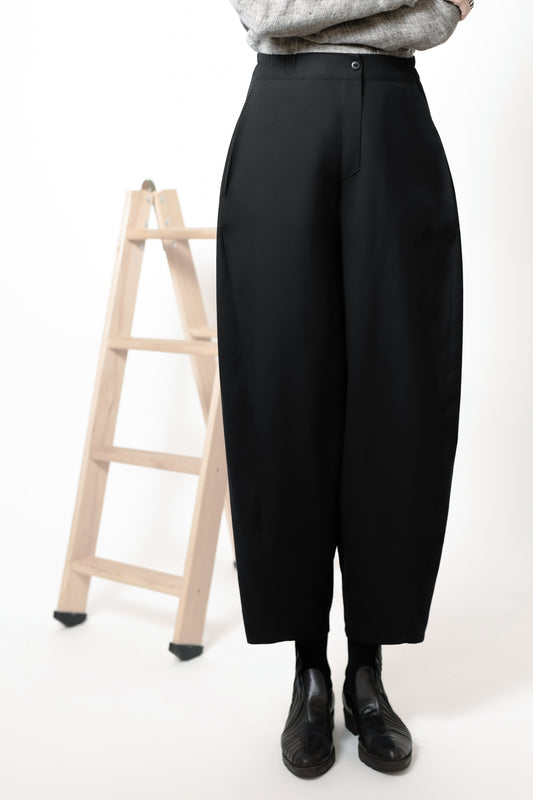 Grounded barrel style trousers adjustable at the ankle