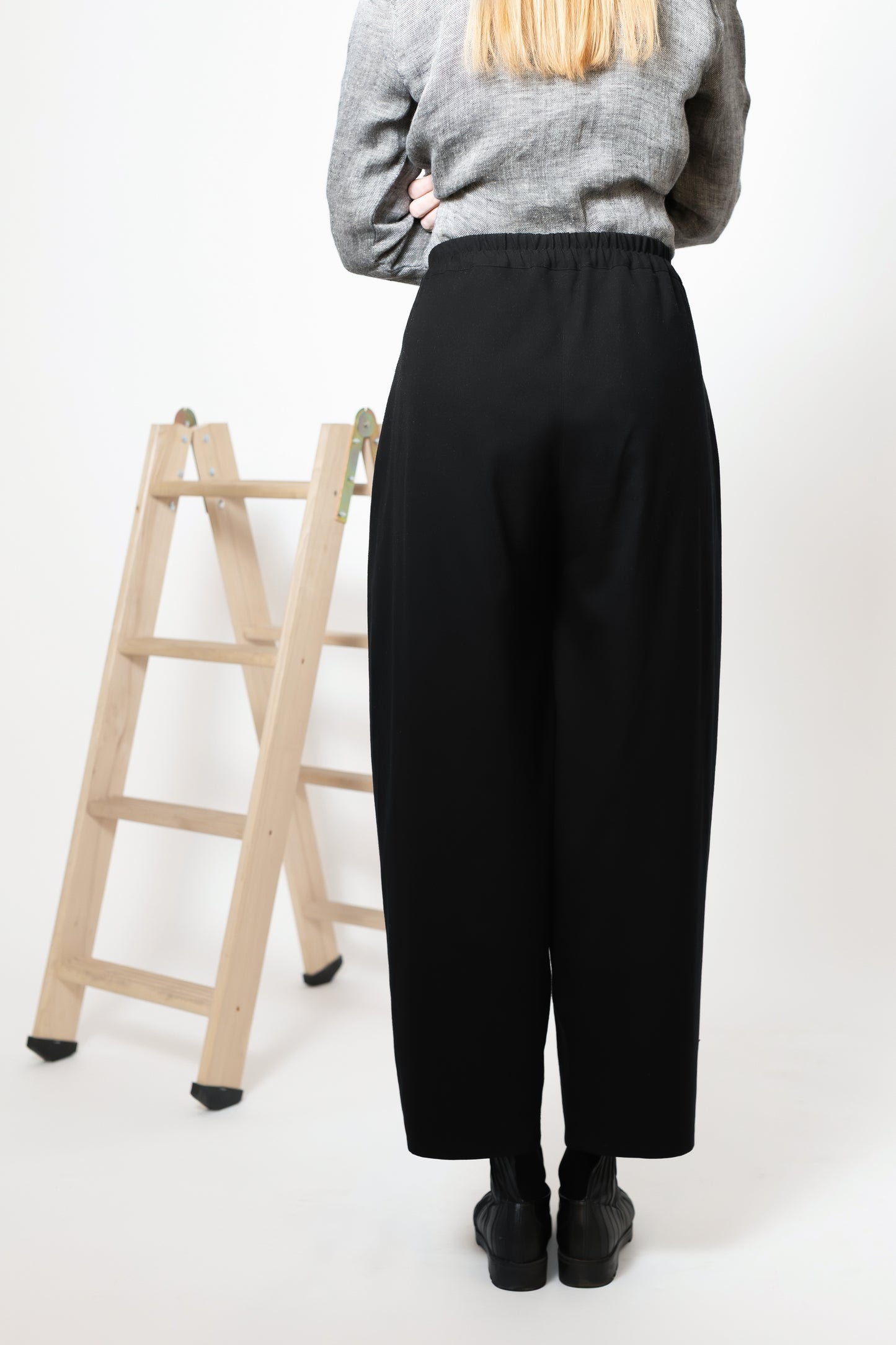 Grounded barrel style trousers adjustable at the ankle