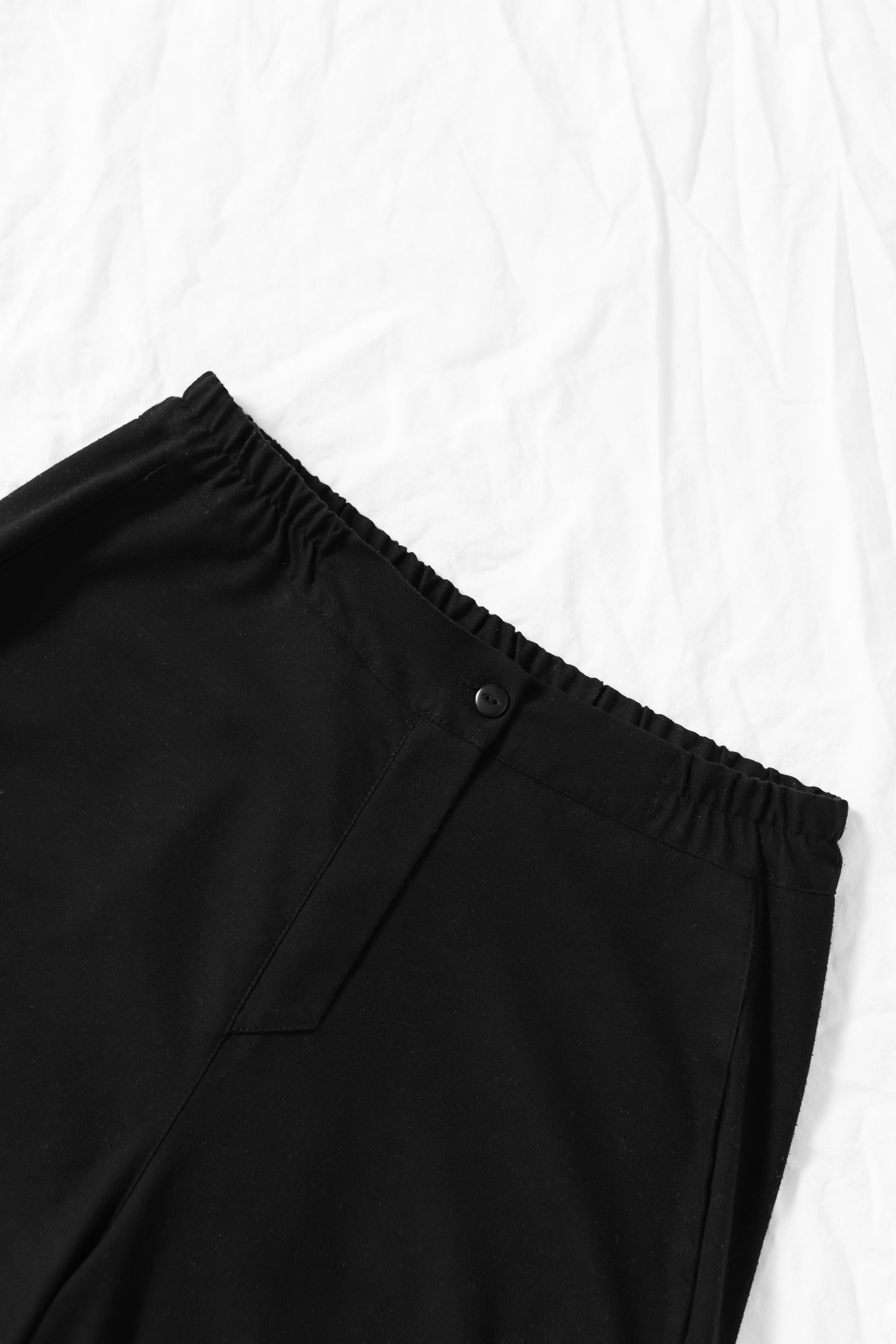 Grounded barrel style trousers adjustable at the ankle